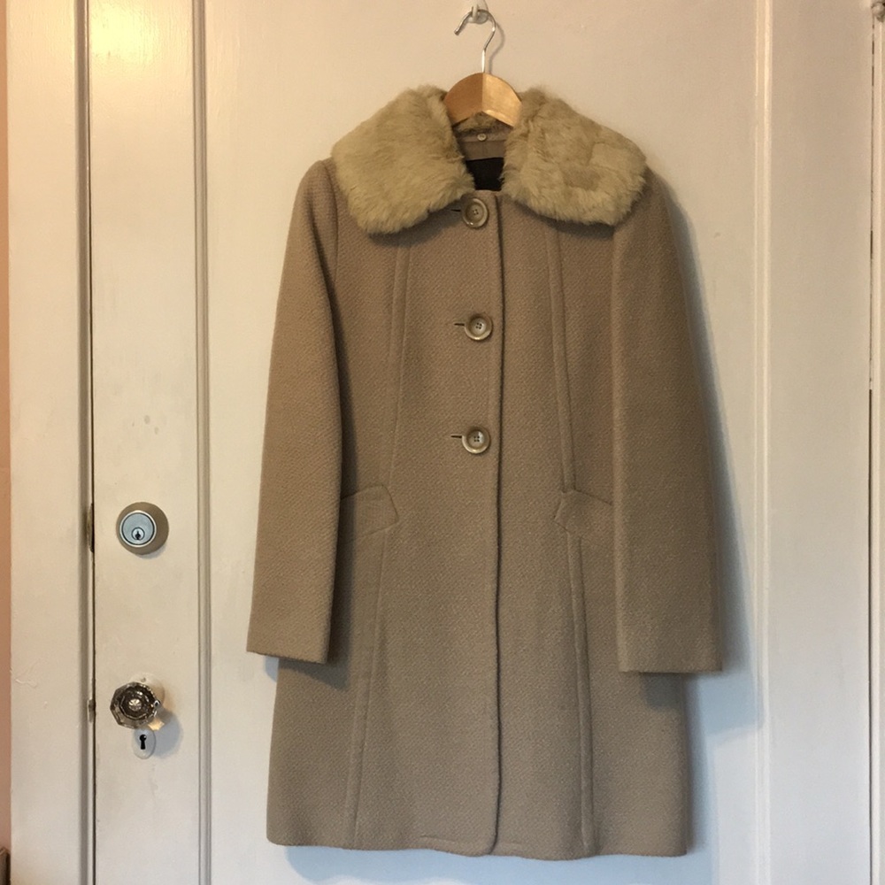 84% wool Coat Size 40, Rabbit fur collar